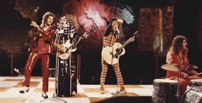 گلم راک و روایت دههی 70 بریتانیا| پنجاهمین سال انتشار فیلم Slade in Flame